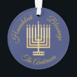 Ornamento Hanukkah Abençoa Menorah Dourada personalizada<br><div class="desc">Adicione o seu nome a este ornamento azul de Hanukkah Blessings com um estilo moderno de ouro Menorah e um texto elegante de tom de ouro para um estilo personalizado. Este simples gráfico da Menorah é o meu design original com um padrão de pontos na base, escassas velas mais leves...</div>