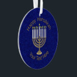 Ornamento Hanukkah Dourado Menorah Elegante Chrismukkah<br><div class="desc">Um elegante ornamento de feriado Chrismukkah faz um presente ou guarda pensativo para casais e famílias que estão misturando suas férias para criar memórias únicas nos próximos anos. Um fundo azul-da-meia-noite profundo quase cintilante é o pano de fundo para o meu antigo ouro original, Menorah, com design de velas brancas....</div>