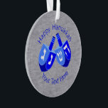 Ornamento Hanukkah Sonha Com Crianças Azuis Cuecas Chrismukk<br><div class="desc">A tradição Chrismukkah é sobre o amor à família e misturar duas festas em memórias que abraçam ambas as crenças. Este enfeite feliz de Chanucá com dois Dreidels em cores ousadas de azul vívido e branco nítido em um fundo falso de prata ficará bem em um arbusto de Chanucá, uma...</div>