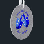 Ornamento Hanukkah Sonha Com Crianças Azuis Cuecas Chrismukk<br><div class="desc">A tradição Chrismukkah é sobre o amor à família e misturar duas festas em memórias que abraçam ambas as crenças. Este enfeite feliz de Chanucá com dois Dreidels em cores ousadas de azul vívido e branco nítido em um fundo falso de prata ficará bem em um arbusto de Chanucá, uma...</div>