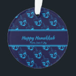 Ornamento HAPPY HANUKKAH Personalizado Dreidel Blue Cyan<br><div class="desc">Na moda, adorno elegante para o seu decor HANUKKAH. O design mostra um impressão de sonho ciano em um padrão em série com texto personalizável de espaço reservado que você pode substituir por sua própria escolha de saudação e texto. O esquema de cores é azul e ciano da meia-noite. Outras...</div>