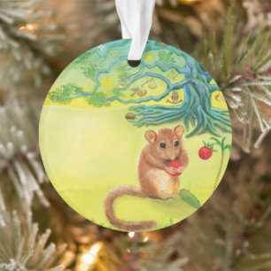 Ornamento Hazel Dormouse comendo morango selvagem