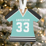 Ornamento Jérsei de Teal e Hóquei Negro Personalizado<br><div class="desc">Celebrar sua estrela de hóquei com este ornamento personalizado de camisa de chalé e hóquei preto. Perfeito para comemorar uma estação especial,  jogador ou equipe. Personalize-o com um nome e número para criar uma manutenção exclusiva.</div>