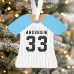 Ornamento Jersey Azul Personalizado<br><div class="desc">Celebre sua estrela de beisebol com este ornamento personalizado de camisa azul e pinheira branca. Perfeito para comemorar uma estação especial, jogador ou equipe. Personalize-o com um nome e número para criar uma manutenção exclusiva.</div>