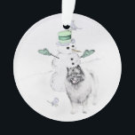 Ornamento Keeshond Christmas Snowman Pinting Art<br><div class="desc">Retrato original de Cachorro Snowman de Natal Keeshond. Especializamo-nos em arte original engraçada e engraçada. Comprar isto para si próprio ou como um presente excelente para os teus amigos de Keeshond. Seja criativo - clique em PERSONALIZAR para adicionar/remover/alterar texto, redimensionar a imagem, alterar as cores ou qualquer outra coisa que...</div>