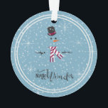 Ornamento Magic and Wonder Christmas Snowman Blue ID440<br><div class="desc">Linda decoração acrílica de Natal, com um boneco de neve estilizado, emoldurado em branco sobre um cadete azul espalhado com flocos de neve e estrelas. A tipografia elegante de "Magic and Wonder" completa a design. Adicione seu nome para personalizar, se preferido. Procure ID440 para ver outros produtos de coordenação e...</div>