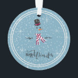 Ornamento Magic and Wonder Christmas Snowman Blue ID440<br><div class="desc">Linda decoração acrílica de Natal, com um boneco de neve estilizado, emoldurado em branco sobre um cadete azul espalhado com flocos de neve e estrelas. A tipografia elegante de "Magic and Wonder" completa a design. Adicione seu nome para personalizar, se preferido. Procure ID440 para ver outros produtos de coordenação e...</div>