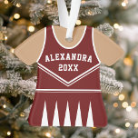 Ornamento Maroon Uniforme da Equipe de Ajuste de cheerleader<br><div class="desc">Ornamento Uniforme da Equipe de Montagem de Equipamento de cheerleader. Este ornamento de cheerleader é perfeito para qualquer um que aplaude esportes escolares ou ama esportes de aplausos. Personalize este design personalizado com seu próprio nome e ano.</div>