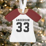 Ornamento Maroon Uniforme da Equipe de Esporte de Baseball J<br><div class="desc">Ornamento Uniforme da Equipe de Esporte de Baseball Jersey. Este ornamento de camisa de baseball é perfeito para qualquer um que pratica esportes escolares ou ama assistir esportes. Personalize este design personalizado com o seu próprio nome de equipe e número de camisa.</div>