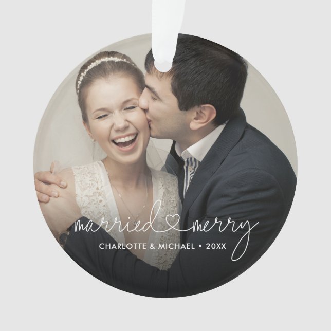 Ornamento Married & Merry Heart Script Modern Custom Wedding (Frente)