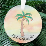 Ornamento Mele Kalikimaka Palm Tree<br><div class="desc">Este ornamento Mele Kalikimaka é decorado com uma palmeira pintada à mão,  decorada com luzes e bolhas sobre fundo aquoso. Porque nós criamos nosso próprio trabalho de arte você não encontrará essa imagem exata de outros designers. Original Watercolor © Michele Davies.</div>