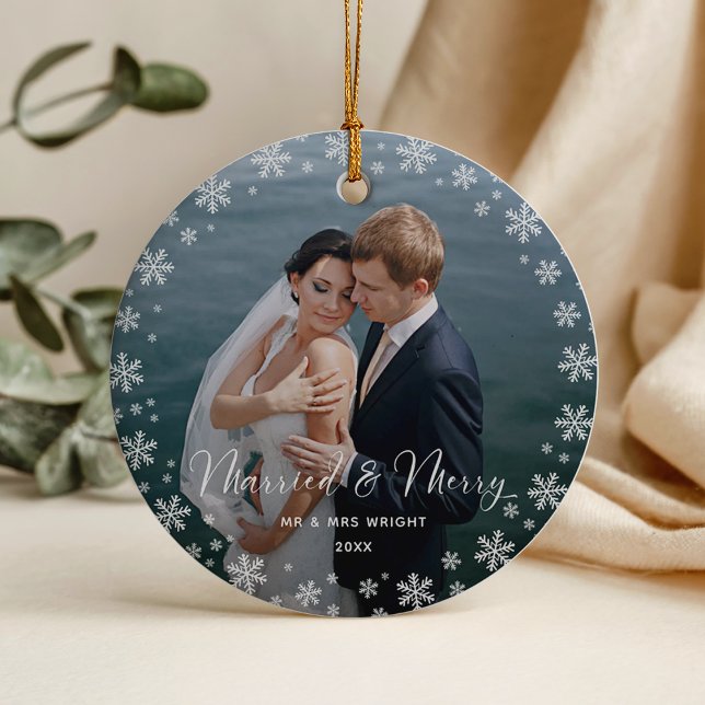 Ornamento Merry & Married Elegant Script Wedding Photo (Criador carregado)