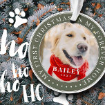 Ornamento Meu Primeiro Natal para sempre - Foto Moderna de P<br><div class="desc">Este design simples e clássico é composto por tipografia serif e adiciona uma foto personalizada. "Meu Primeiro Natal em minha casa para sempre" rodeia a foto personalizada.</div>