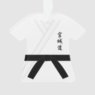Ornamento Miyagi faz o karaté
