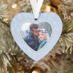 Ornamento Modelo de Foto do Diamond Azul Pastel<br><div class="desc">Um bonito quadro de azul pastel com um sutil padrão de vinha floral em azul mais claro rodeia sua própria fotografia neste ornamento de Namorados. Dentro da borda do padrão azul está uma estrutura falsa em forma de diamante. O outro lado tem o mesmo plano de fundo e a mesma...</div>