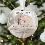 Ornamento Moderno 'GRANDMA' 2 Nomes de Foto e Citação de Nat<br><div class="desc">Avise à vovó o quanto ela significa para você com este belo Enfeites de natal de fotos. Apresentando 2 de suas fotos favoritas,  uma camada branca,  o texto 'Vovó você é o Melhor',  nome(s) e uma citação doce. Todo texto é facilmente personalizado usando o modelo fornecido.</div>