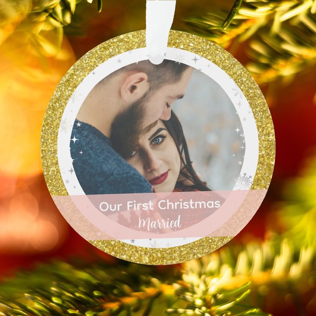 Ornamento Moderno Nosso Primeiro Natal Casado 2 Fotos (Our First Christmas Together Married. Elegant Golden Glitter Christmas Ornament. 2 Photos Snowflakes)