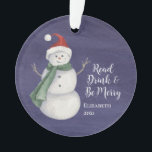 Ornamento Monograma do Clube de Leitura de Bonito Snowman<br><div class="desc">Adorável leitura do grupo do clube de livros para enfeitar sua árvore de férias. Leia,  Beba e Seja Feliz neste feriado! Possui um bonitão de neve com fundo azul. Monograma com o nome e ano de presente dos seus amigos.</div>