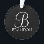 Ornamento Monograma e Nome de Script Personalizado Preto<br><div class="desc">Monograma personalizado e Dif de nome apresentam monograma personalizado em estilo de fonte de script clássico branco e nome no estilo de fonte de serif clássico branco em fundo preto. Perfeito para feriado,  reagrupamento familiar e quaisquer ocasiões especiais.</div>