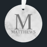 Ornamento Monograma e Nome Personalizados do Marble Branco<br><div class="desc">Monograma Personalizado e Dif de Nome apresentam monograma personalizado e nome no estilo de fonte de serif clássico da cinza em fundo de mármore branco. Perfeito para feriado, reagrupamento familiar e quaisquer ocasiões especiais. Observe que os detalhes do mármore são simulados no trabalho de arte. Não será utilizado nenhum mármore...</div>