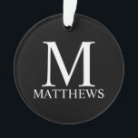 Ornamento Monograma e Nome Personalizados Pretos<br><div class="desc">Monograma Personalizado e Dif de Nome apresentam monograma personalizado e nome no estilo de fonte de serif clássica em branco em fundo preto. Perfeito para feriado,  reagrupamento familiar e quaisquer ocasiões especiais.</div>