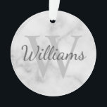 Ornamento Monograma Personalizado e Marca Marble Look<br><div class="desc">Monograma personalizado e Giftfeatures de nome personalizado no estilo de fonte do script da cinza e no monograma no estilo de fonte da cinza de luz como fundo, no fundo do visual de mármore branco. Perfeito para feriado, reagrupamento familiar e quaisquer ocasiões especiais. Observe que: Os detalhes em mármore são...</div>