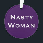 Ornamento Mulher desagradável, texto em negrito sobre púrpur<br><div class="desc">Mostre orgulhosamente a sua atitude rebelde na sua árvore de Natal com um ornamento acrílico personalizado que diz: "Mulher Desagradável" em texto branco a negrito sobre fundo roxo escuro na frente e em texto negro a negrito em roxo pálido na parte de trás. ・Faz um excelente estocado para as mulheres...</div>
