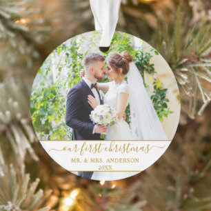 Ornamento Na moda Script Nosso Primeiro Natal Dourado