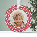 Ornamento Natal Berry Wreath Duplamente Lado 2 Foto<br><div class="desc">Travesseiro de fotos personalizado com fotos diferentes na parte frontal e traseira - Adicione uma foto a cada lado da borda da coroa branca de bolinhas branca. O fundo inclui uma coroa de morango branca em tons de vermelho. DICA DA FOTO: Se a sua foto não for ajustado corretamente, clique...</div>