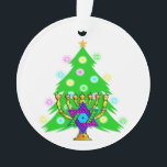 Ornamento Natal e Hanukkah<br><div class="desc">Caracterizar a árvore e o menorah do Xmas com a estrela de David judaica cercada em o feriado apresenta em cartões, em porte postal, em ideias do presente e em roupa para a família.</div>