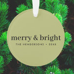 Ornamento Natal mínimo | Feliz e verde-oliva claro<br><div class="desc">Um enfeites de natal simples,  na moda,  minimalista,  com uma citação tipográfica moderna e minimalista "feliz e brilhante" a preto num fundo verde-oliva. O nome,  o ano e a saudação podem ser facilmente personalizados para um toque pessoal,  perfeito para a época festiva! #natristmas #merryandbright #mínimo</div>