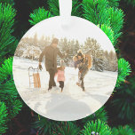 Ornamento Natal mínimo | Foto da família Na moda moderna<br><div class="desc">Um ornamento de fotos de feriado moderno, com um mínimo moderno de tipografia, citando "a época mais maravilhosa do ano", combinado com um script escrito à mão para o seu nome familiar, em branco, com uma cor verde de floresta no estilo design escandinavo "scandi". A saudação, o nome, o ano...</div>