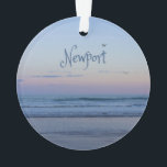 Ornamento Newport Beach California Ocean Sunrise Azul<br><div class="desc">Newport Beach California Ocean Sunrise BlueFoto linda do nascer do sol da praia de Newport. Você pode se sentir sentado lá em paz e serenidade enquanto o pássaro voa pelo ar e a brisa do oceano flui em seu rosto. Escute as ondas de luz enquanto elas rolam e lembre-se de...</div>