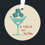 Ornamento Noite engraçada das meninas dos dados de Bunco que<br><div class="desc">Divertimento e ornamento retro bonito ou prêmio de Bunco do estilo. Características três dados afortunados de Bunco que sentam-se em um vidro de bebendo. O texto colorido vermelho lê "nosso clube do bebendo tem um problema de Bunco". O ornamento da árvore de Natal de Bunco do divertimento ou indica este...</div>