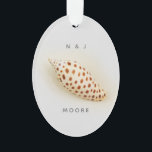 Ornamento Nome das Iniciais de Junonia Beach Shell Tropical<br><div class="desc">A Elegante Tropical Junonia Beach Shell Inicia O Ornamento De Nome. Esta perfeita concha de praia de Junonia é fotografada com fotografia de macro de alta resolução e é apresentada na Coleção Junonia Beach Shell. Personalize com suas Primeiras Iniciais e Nome. Os moluscos de Junonia vivem em profundidades do oceano...</div>