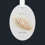 Ornamento Nome das Iniciais de Junonia Beach Shell Tropical<br><div class="desc">A Elegante Tropical Junonia Beach Shell Inicia O Ornamento De Nome. Esta perfeita concha de praia de Junonia é fotografada com fotografia de macro de alta resolução e é apresentada na Coleção Junonia Beach Shell. Personalize com suas Primeiras Iniciais e Nome. Os moluscos de Junonia vivem em profundidades do oceano...</div>