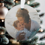 Ornamento Nome e Ano do Script Elegante da Família de Fotos<br><div class="desc">Família de Fotos Simples Nome Elegante do Script e Enfeites de natal do Ano</div>