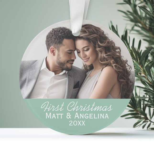 Ornamento Nossa Primeira Foto de Natal - Casamento ou Noivad (Personalized First Christmas Photo Ornament)