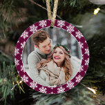 Ornamento Nossa Primeira Foto do Floco de Neve da Burgundy d<br><div class="desc">Este enfeite moderno de férias mostra uma foto do novo casal na frente enquadrada por uma cor burgundy / vinho tinto na borda com um padrão contrastante de flocos de neve brancos no inverno. O verso da design inclui o mesmo esquema de cores com a formulação "Nosso Primeiro Natal" e...</div>