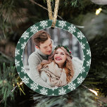 Ornamento Nossa Primeira Foto do Floco de Neve Verde de Nata<br><div class="desc">Este enfeite moderno de férias mostra uma foto do novo casal na frente enquadrada por uma cor verde-escura com um padrão contrastante de flocos de neve brancos de inverno. O verso da design inclui o mesmo esquema de cores com a formulação "Nosso Primeiro Natal" e um monograma personalizado dos seus...</div>