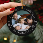 Ornamento Nosso Natal De 1rua Como Uma Família De 4 De Natal<br><div class="desc">Capture os primeiros de uma família em crescimento com este ornamento de árvore de Natal com na moda. Tome as suas memórias de uma forma nova e única - apresentando a sua imagem familiar favorita, bordada por preto elegante, acompanhada do texto 'NOSSO PRIMEIRO NATAL COMO UMA FAMÍLIA DE 4'. A...</div>