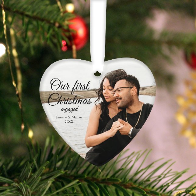 Ornamento Nosso Primeiro Coração Fotográfico Envolvido no Na (Create cherished memories with our personalized Christmas ornament featuring you and your loved one.)