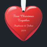 Ornamento Nosso primeiro do Natal vermelho bonito do coração<br><div class="desc">Projetado para o Natal 2019,  isto é projetado com design vermelho romântico bonito do coração no fundo vermelho contínuo e modelos personalizados do texto para dar entrada com seus nomes. Presente romântico perfeito para o casal que comemora seu primeiro Natal.</div>