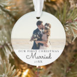 Ornamento Nosso Primeiro Natal Casou Foto Personalizada<br><div class="desc">Celebre a alegria do seu primeiro Natal como um casal casado com nosso Primeiro Natal Casado com o Ornamento Personalizado de Imagens. Este ornamento moderno e minimalista apresenta um design simples e limpo, perfeito para casais que apreciam elegância subestimada. Personalizável com uma foto de casamento favorita e personalizado com "Sr....</div>