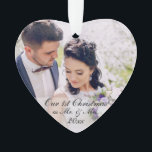 Ornamento Nosso Primeiro Natal como Sr. e Sra. Ornament W<br><div class="desc">O nosso primeiro Natal como o Sr. e a Sra. Newlywn Casaram Foto Ornament White Ribbon Silver Holiday de volta</div>