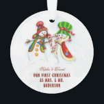 Ornamento Nosso Primeiro Natal Como Sr. & Sra. Cute Snowman<br><div class="desc">Design bonitinho e romântico apresentando NOSSA PRIMEIRA tipografia NATAL,  Snowmans (Ele e ela) de aquarela fofa em fundo branco com flocos de neve azuis. Use a ferramenta Personalizar para adicionar suas informações. Para obter mais itens correspondentes,  visite minha coleção de natal Dreamy.</div>