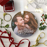 Ornamento Nosso Primeiro Natal Envolvido Escrito Branco Eleg<br><div class="desc">Nosso Primeiro Natal Envolvido Escrito Branco Elegante Ornamento acrílico</div>