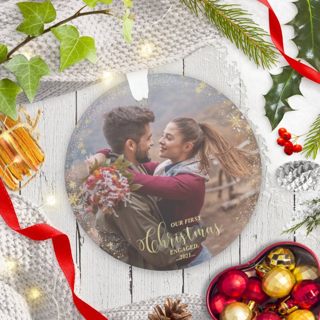 Ornamento Nosso Primeiro Pedido de Foto Envolvido no Natal (Criador carregado)