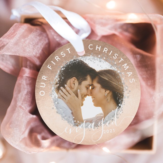 Ornamento Nosso Primeiro Script Engajado de Natal Dourado Du (Our First Christmas Engaged Script Gold Two Photo Ornament)