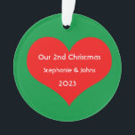 Ornamento Nosso Segundo Natal Junto com o Coração Vermelho 2<br><div class="desc">Nomes personalizados e impressos com design de coração vermelho giro em fundo verde sólido. Sinta-se à vontade para personalizar adicionando seus próprios textos,  nomes ou fotos. Você pode adicionar sua foto no verso do ornamento facilmente! A cor do plano de fundo também pode ser alterada conforme você quiser.</div>